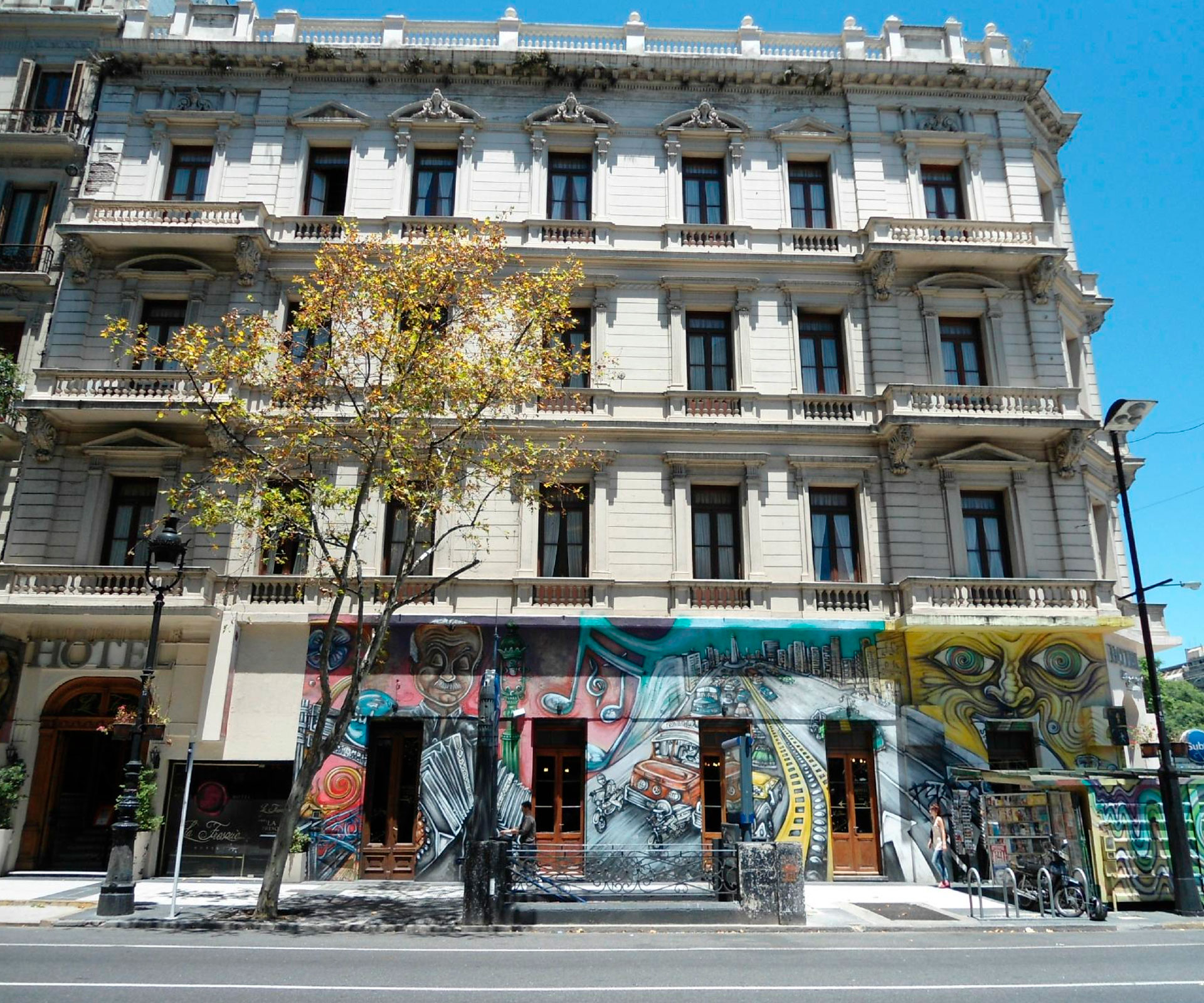 Fachada histórica de Hotel La Fresque en Avenida de Mayo 984