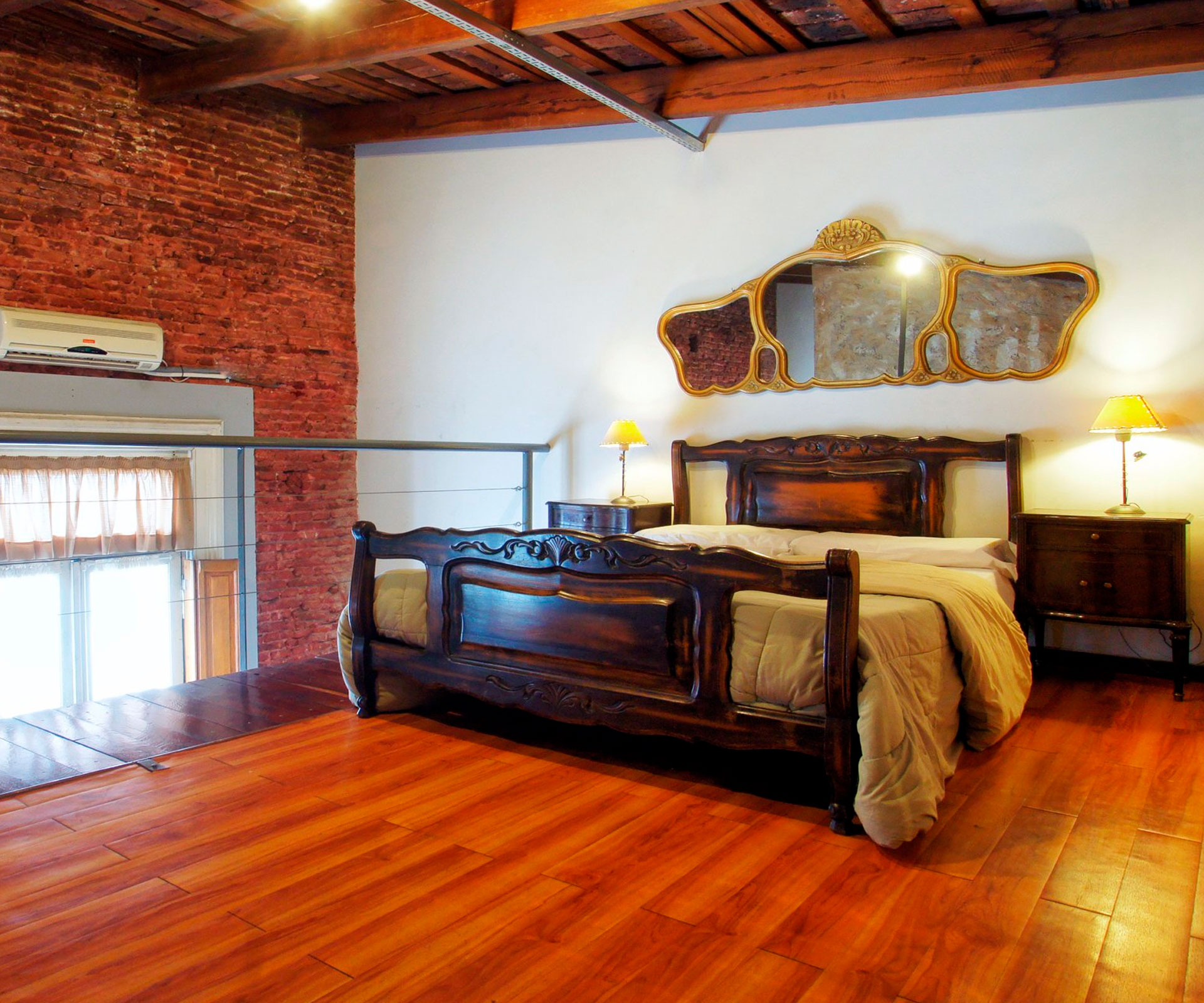 Ambiente espacioso con baño completo y área de relax