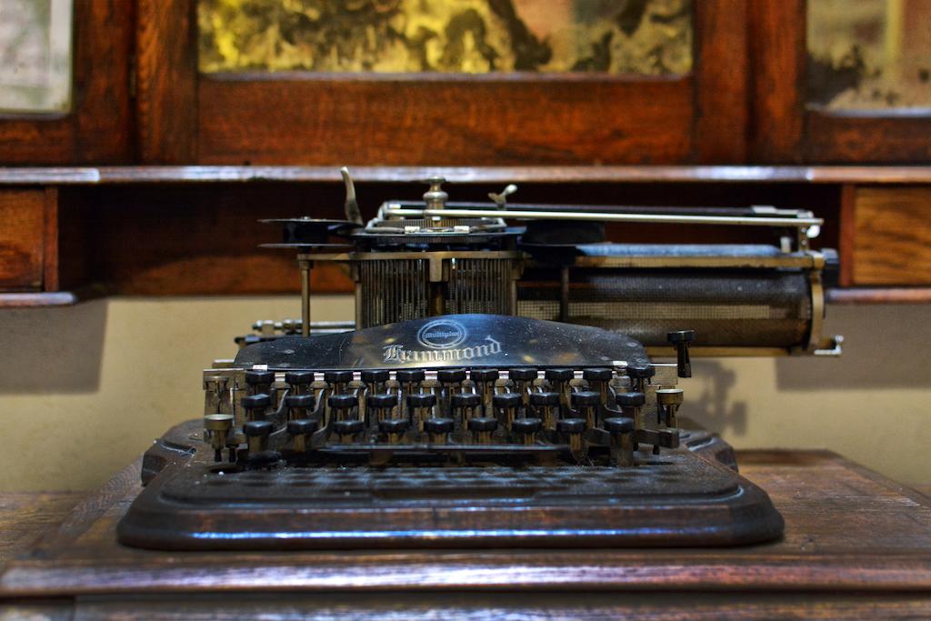 Máquina de escribir antigua Hammond Multiplex sobre escritorio de madera en Hotel La Fresque