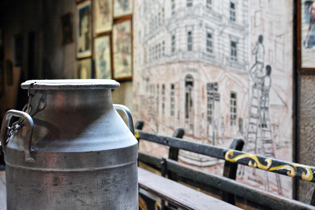 Lechera antigua, banco con fileteado porteño e ilustraciones históricas en Hotel La Fresque