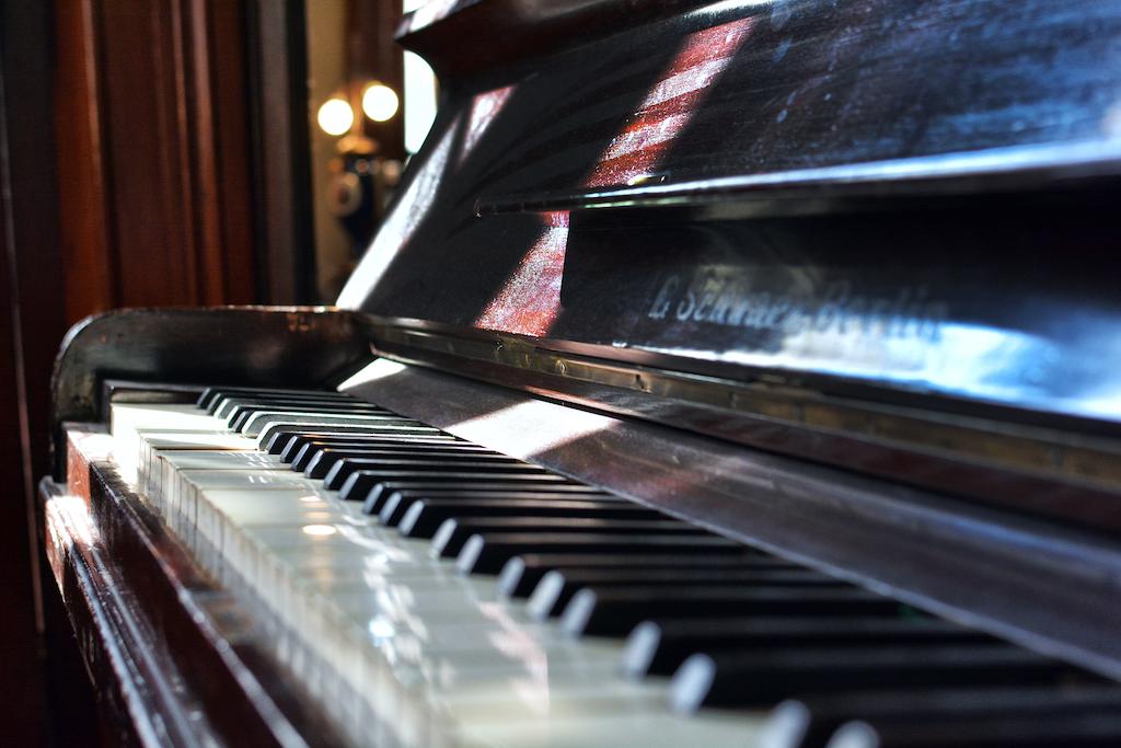 Piano vertical antiguo G. Schwechten Berlin conservado en los salones de Hotel La Fresque
