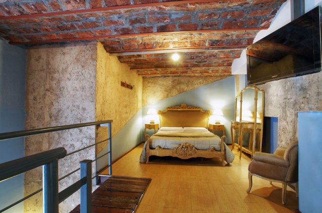 Habitación Ejecutiva con mobiliario clásico y bovedilla rústica