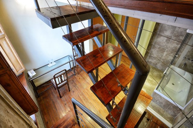 Habitación Estudio con escalera de madera noble y baño completo